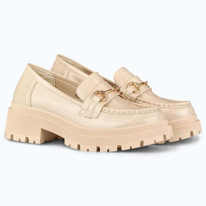 Lacquered beige platform shoes