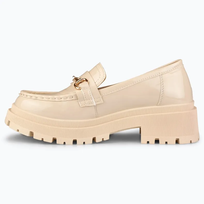 Lacquered beige platform shoes